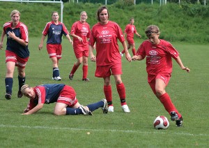 Ann-Kathrin Meyer (rechts) und Simone Kluin-Bögel (Mitte) hatten beim Spiel gegen den SC Borchen eine schwere Aufgabe zu bewältigen. (Foto: Uwe Wolter)