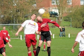 lgsFußball Das Kopfduell zwischen Brochterbecks Markus Sprekelmeyer (links) und Bürens Sylvester Pezena endet zwar Remis, am Ende aber hatte der BSV knapp mit 2:1 die Nase vorn.Foto: (Uwe Wolter) © Westfälische Nachrichten - Alle Rechte vorbehalten 2009