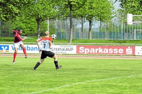 Lottes Murat Serim (links) trifft in dieser Szene zum 1:0 gegen Eintracht Mettingen. Foto: (Heinrich Weßling) 