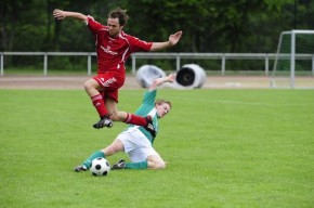 Benjamin Suthe (l.), hier im Zweikampf mit David Wiemeler, brachte Mettingen mit 1:0 gegen Steinbeck in Führung. (Foto: Heinrich Weßling) © Westfälische Nachrichten - Alle Rechte vorbehalten 2009