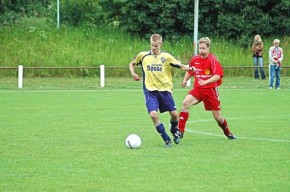 Die Brochterbecker (rechts) bleiben trotz 0:3-Pleite gegen Dreierwalde in der Kreisliga A.Foto: (Mareike Lindemann) © Westfälische Nachrichten - Alle Rechte vorbehalten 2009