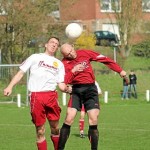 Diesen Zweikampf zwischen dem Brochterbecker Markus Spreckelmeyer (links) und dem Bürener Sylvester Pezena wird es künftig nicht mehr geben. Spreckelmeyer beendete seine Karriere, Pezena übernimmt den Trainerposten in Büren.Foto: (Uwe Wolter)